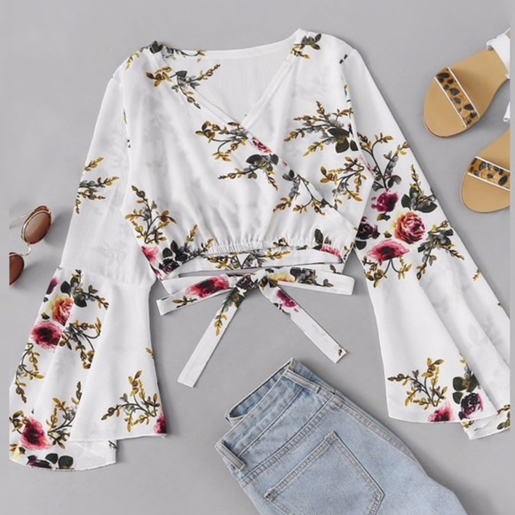 ROMWE Tops - Last One! “Host Pick* Floral Wrap/Tie Crop Top